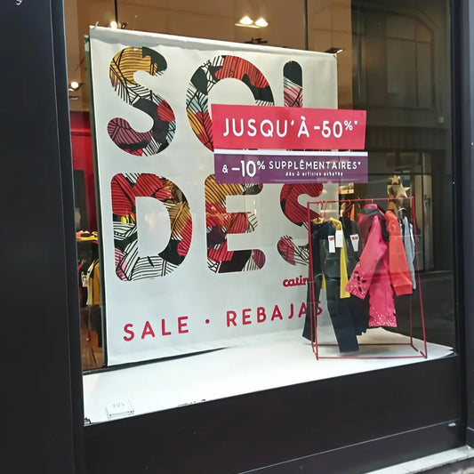 Banderole textile affichée dans une vitrine