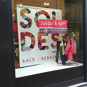 Banderole textile affichée dans une vitrine