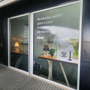 Lettres adhésives sur vitrine