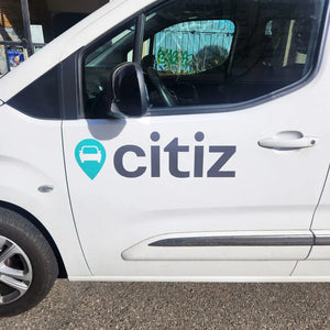 Lettre et logos adhésifs sur voiture