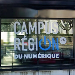 Lettres découpées sur vitrine