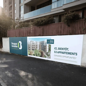 Panneau de chantier en Akilux 10 mm utilisé comme palissade, support d’impression publicitaire grand format.