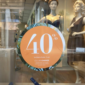 Sticker vitrine collé à l'extérieur